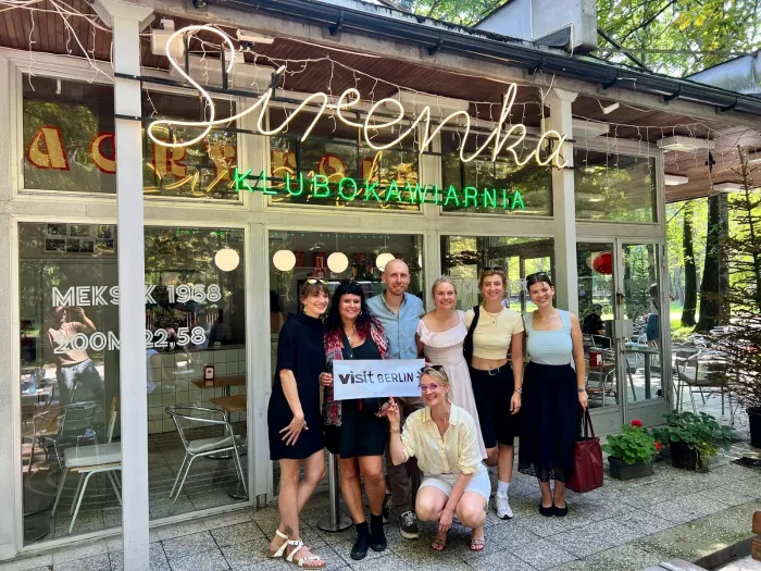 Warschau trifft Berlin (v.l.): Xenia Schröter (Botschaft der Bundesrepublik Deutschland in Warschau), Joyce Bernitt (visitBerlin), Łukasz Kopeć (go2Warswa), Maxi-Lena Schuleit und Julia Rathke (beide visitBerlin) sowie Lenya Misselwitz und Magdalena Jurew